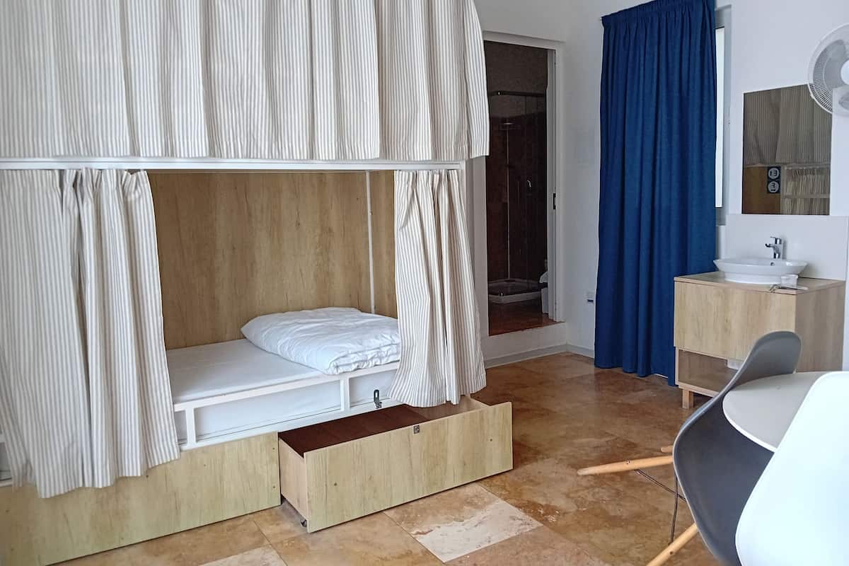 Slaapzaal, alleen voor vrouwen, toegang tot zwembad, uitzicht op zee (6 beds) | Een kluis op de kamer, een bureau, gratis wifi, beddengoed