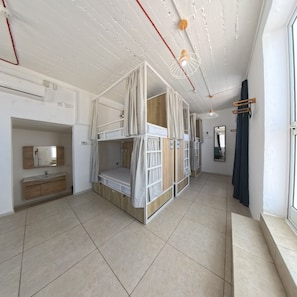 خزنة داخل الغرفة ومكتب وواي فاي مجانًا وملاءات أسرّة