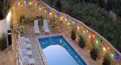 Follow the Sun Boutique Hostel - Pool, Breakfast & Sea Views