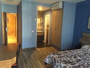 Single Room | Bathroom | Free toiletries, hair dryer