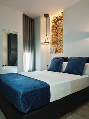 Eenvoudige tweepersoonskamer (Interior) | Donsdekens, een kluis op de kamer, verduisterende gordijnen