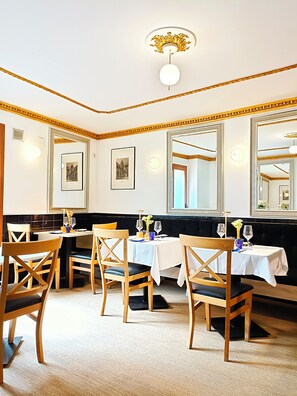 供應早餐、午餐、晚餐；地中海菜；室外用餐