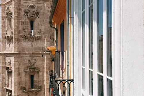 Cobrellits, caixa forta a l'habitació i cortines opaques