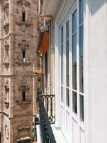 Down comforters, in-room safe, blackout drapes, soundproofing