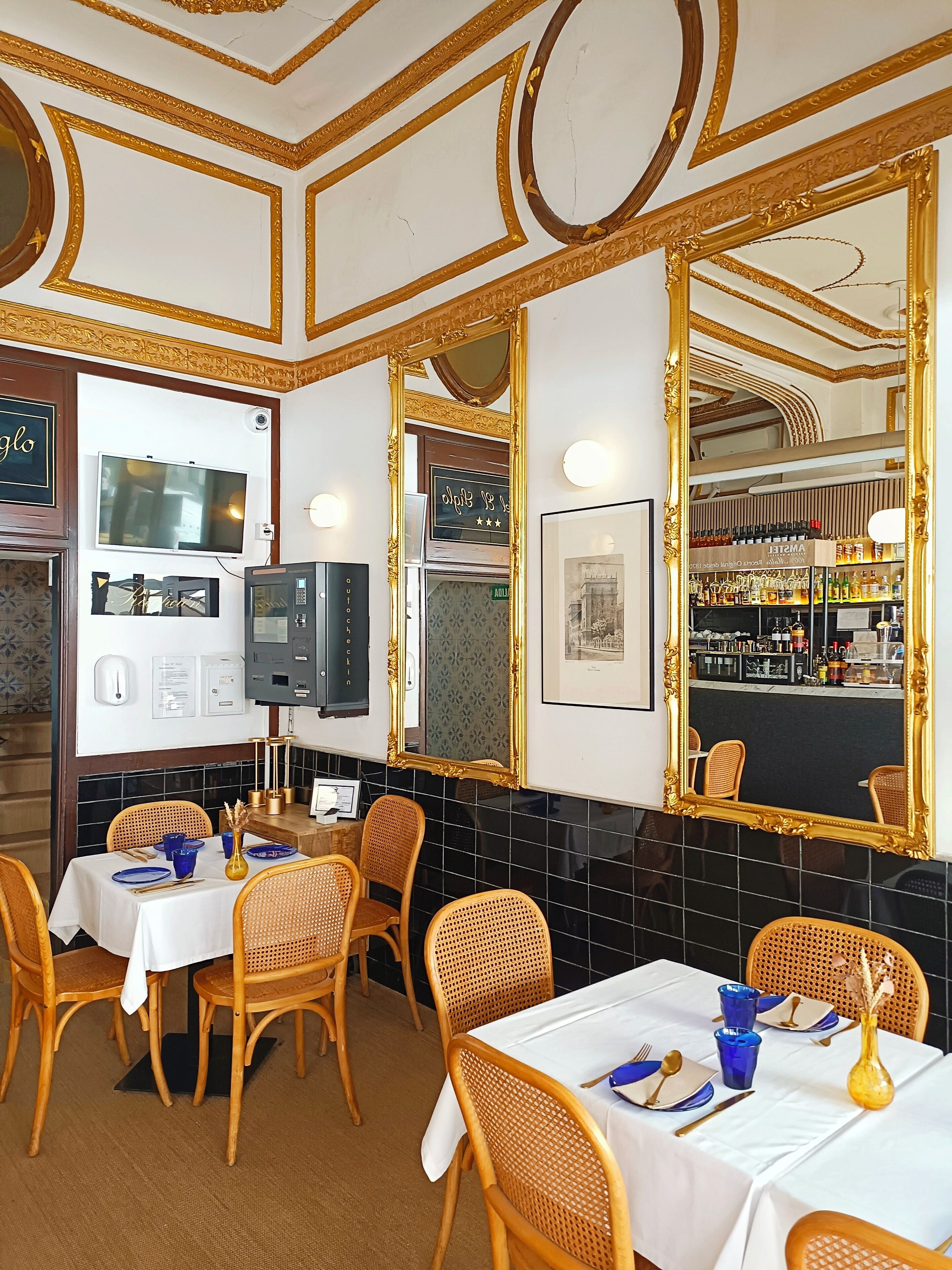 Se sirven desayunos y almuerzos, restaurante con mesas al aire libre 