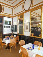 Der serveres morgenmad og middelhavsretter med udendørs servering 