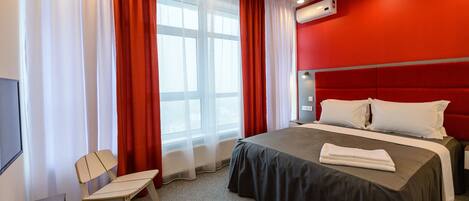 Apartamento panorámico, 1 habitación, en una planta alta | 1 dormitorio y espacio para trabajar con un portátil