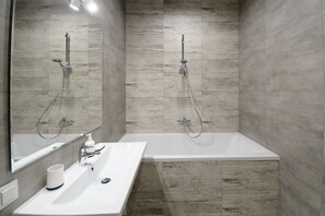 Family Apartment, 1 Bedroom | Bathroom | Free toiletries, hair dryer, slippers, towels - Partner Guest House Klovskyi (Kyiv)