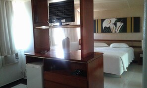 Minibar, desk, blackout curtains, free WiFi - Hotel Monte Rey (Montes Claros)