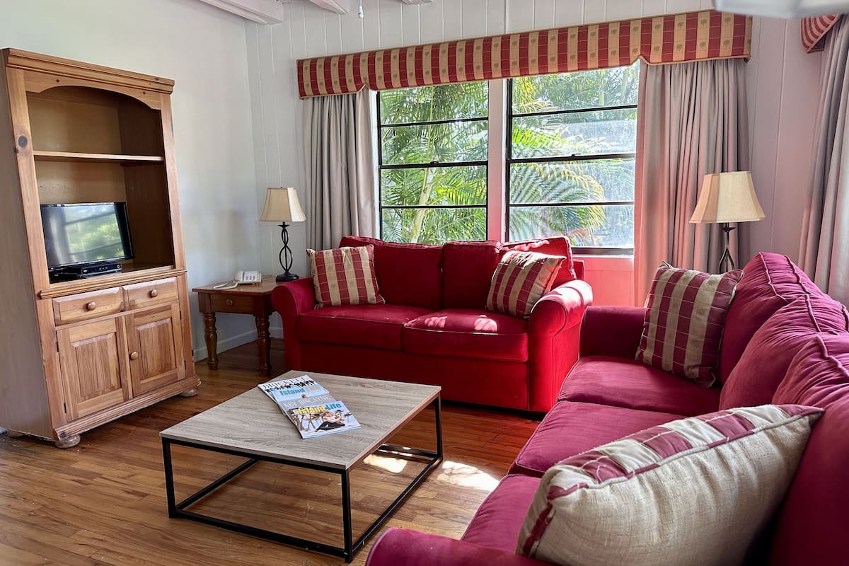 Cottage (Queen Bed) | Living area