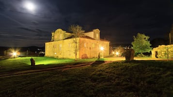 住宿正面 - 傍晚/夜晚