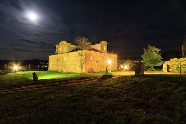Fachada de la propiedad por la tarde o noche