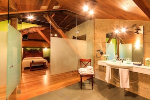 Junior Suite, Jetted Tub (Deusa Navea) | Bathroom