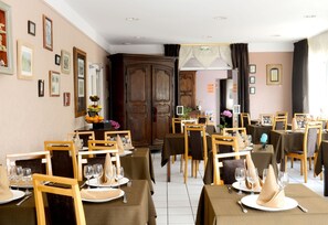 Daily buffet breakfast (EUR 9 per person) - Hôtel de France (Isigny-sur-Mer)
