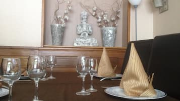Se sirven comidas, cenas y cocina regional