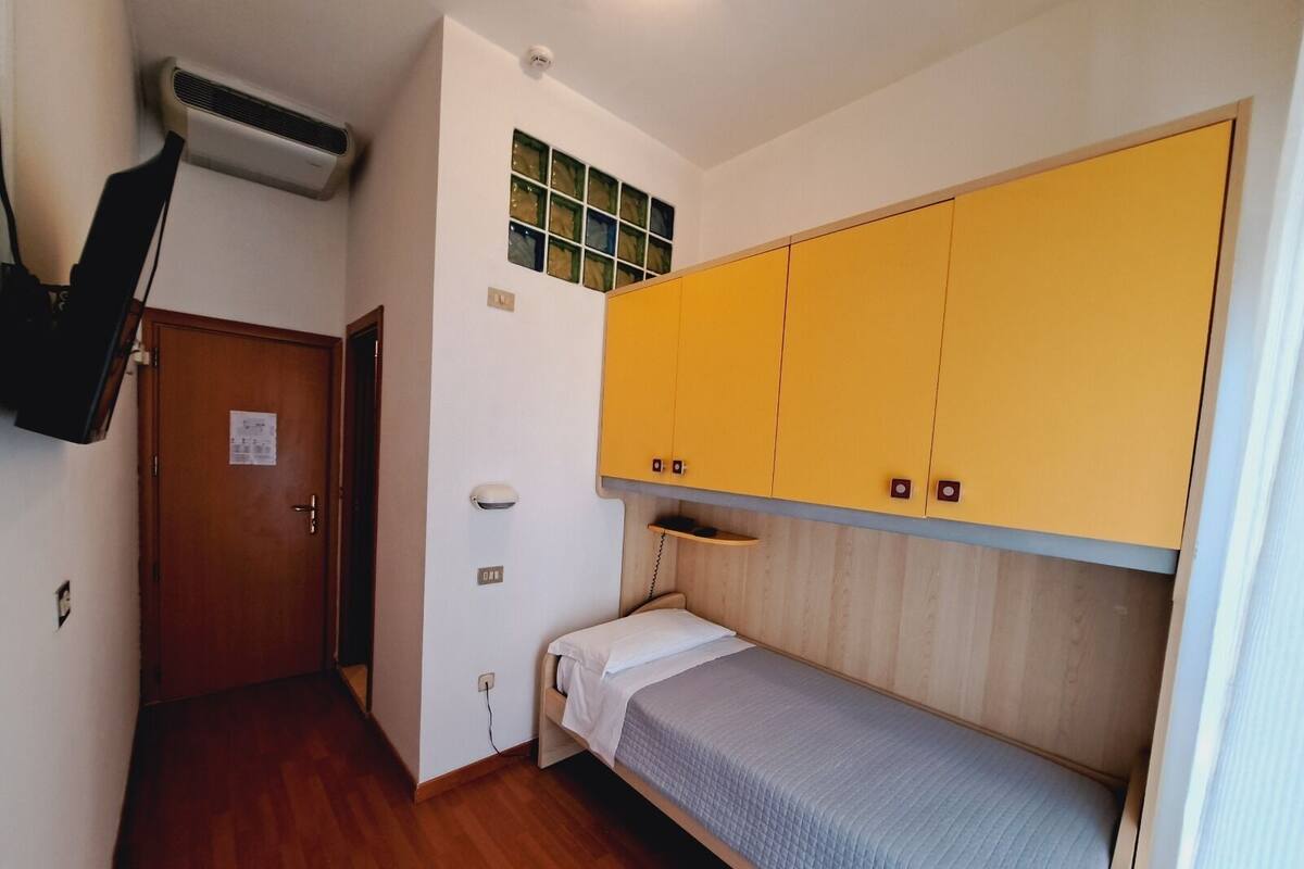 Single Room | In-room safe, desk, free WiFi, bed sheets