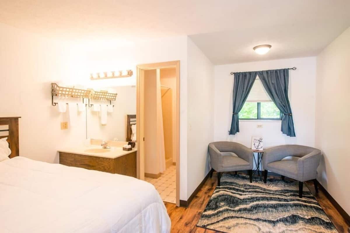 1 King Bed, Hotel Room | Iron/ironing board (on request), WiFi (free), individually decorated