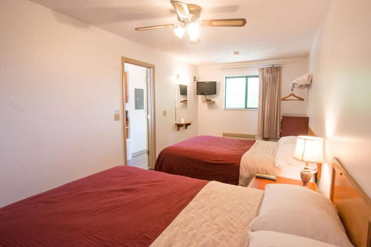 Lodge Suite 4 Queen Beds with Kitchen | Iron/ironing board (on request), WiFi (free), individually decorated