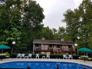 Seasonal outdoor pool - Timber Pointe Resort (Jamestown)