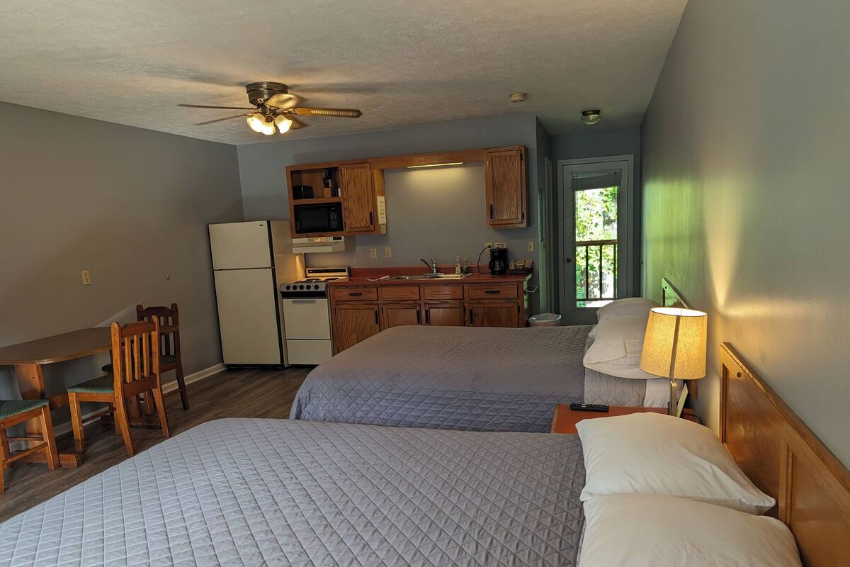 Lodge 2 Queen Beds with Kitchen | Iron/ironing board (on request), WiFi (free), individually decorated