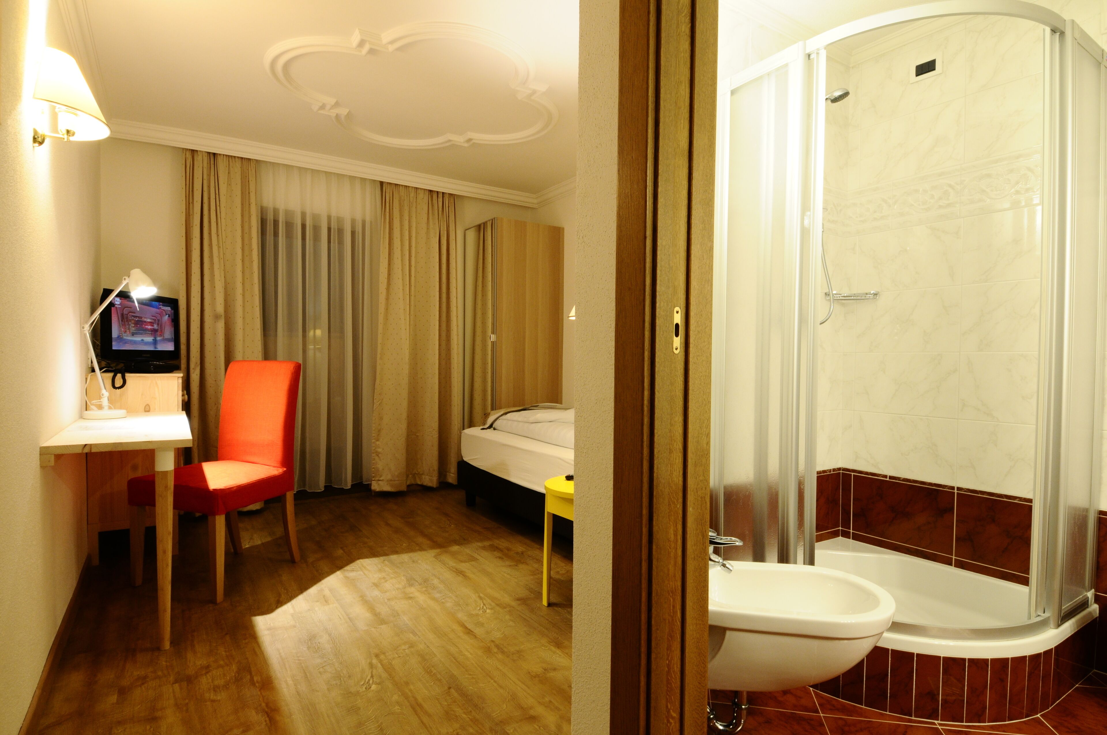 Einzelzimmer | Badezimmer | Haartrockner, Bidet, Handtücher