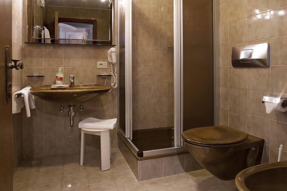 classic room | bathroom | hair dryer, bidet, towels