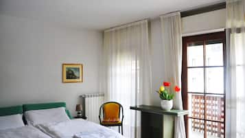 Hypo-allergenic bedding, in-room safe, desk, free WiFi