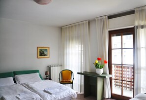 Hypo-allergenic bedding, in-room safe, desk, free WiFi - Residence Biancaneve (Aprica)