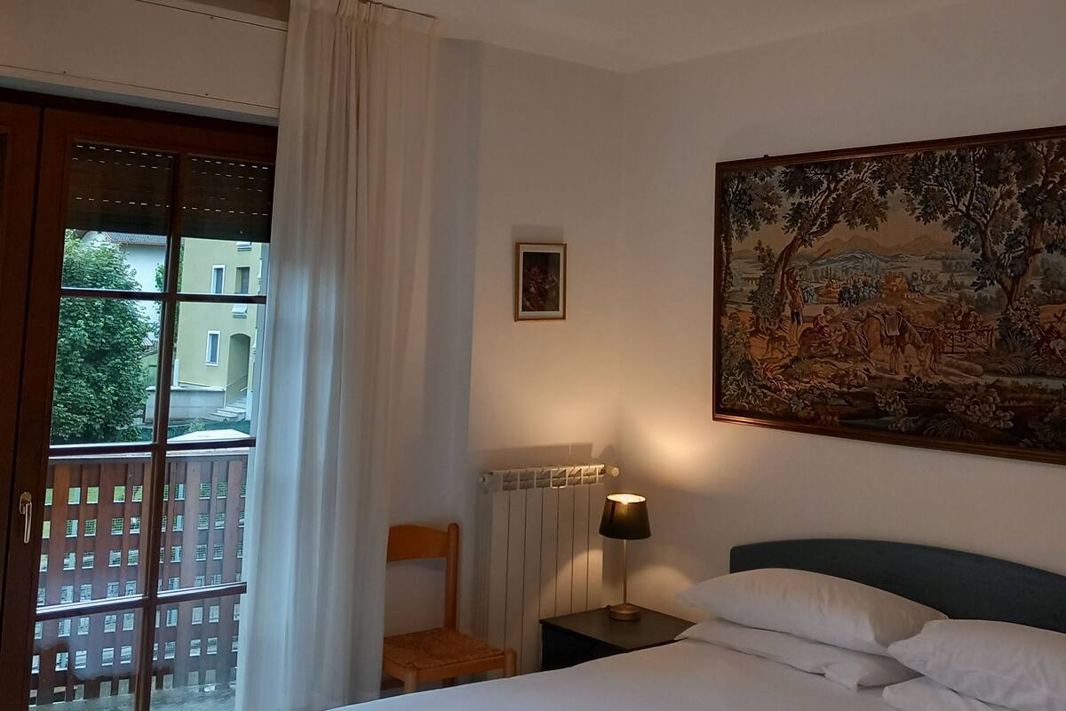Superior Studio, 1 Bedroom, Kitchenette, Mountain View | Hypo-allergenic bedding available, in-room safe, desk, WiFi (free)