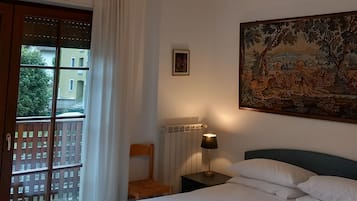 Superior Studio, 1 Bedroom, Kitchenette, Mountain View | Hypo-allergenic bedding, in-room safe, desk, free WiFi