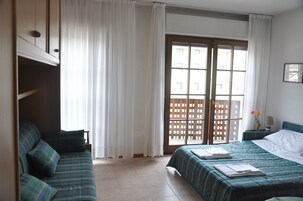 Roupas de cama antialérgicas, cofres nos quartos, escrivaninha