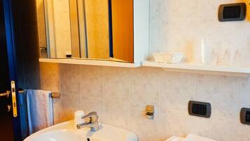Superior Studio, 1 Bedroom, Kitchenette, Mountain View | Bathroom | Shower, hair dryer, bidet, towels