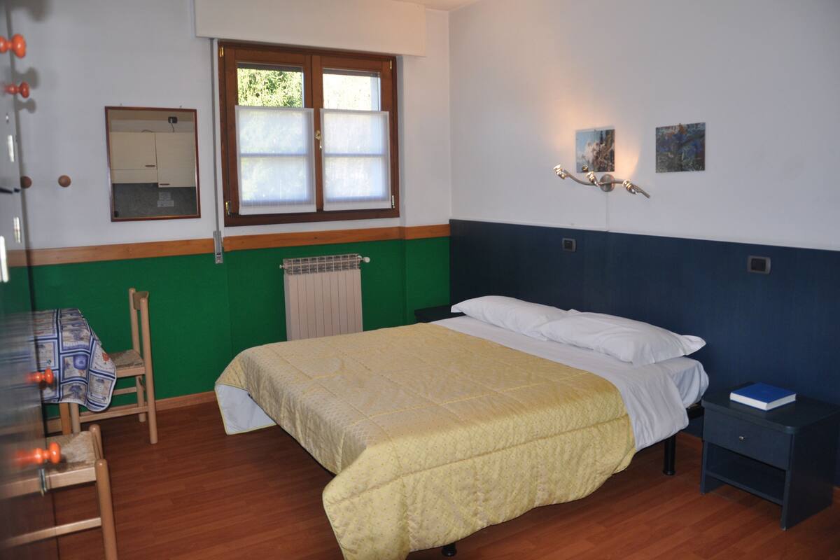 Familie appartement, 2 slaapkamers, kitchenette, uitzicht op bergen (2 Adults + 2 Children) | Hypoallergeen beddengoed, een kluis op de kamer, een bureau, gratis wifi