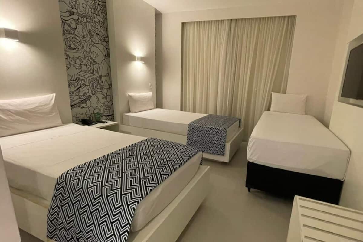 Standard Triple Room, 3 Bedrooms (SOFA CAMA SOLTEIRO) | 1 bilik tidur, bar mini, langsir/tirai gelap terus, kalis bunyi