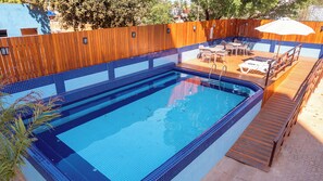 Piscine extérieure, parasols de plage, chaises longues