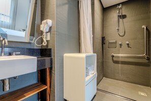 Suite Familia Quadruplo | Minibar, blendingsgardiner, lydisolert og wi-fi (inkludert)