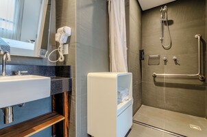 Minibar, cortinas blackout, sistema de insonorización y wifi gratis 