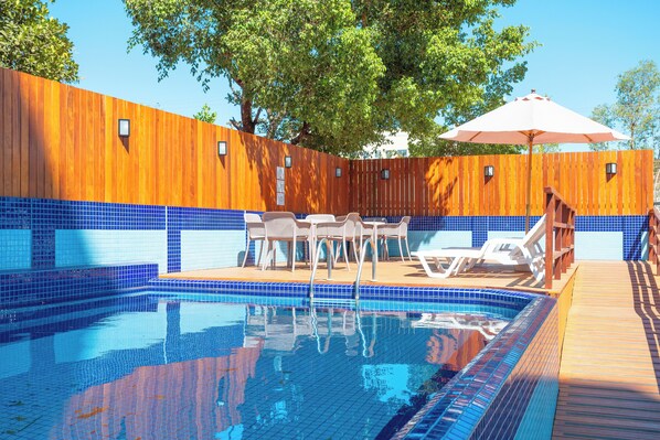Piscine extérieure, parasols de plage, chaises longues