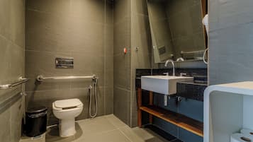 Suite Familia Quadruplo | Minibar, blackout drapes, soundproofing, free WiFi