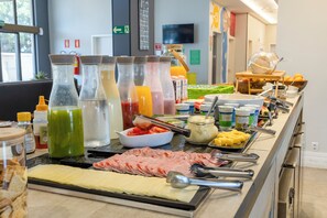 A buffet with various food items and beverages. - Nacional Inn Palmas (Palmas)