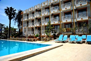 Outdoor pool, open 9 AM to 7 PM, pool umbrellas, pool loungers - Selge Hotel Side (Manavgat)