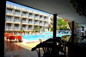 室外游泳池，09:00 至 19:00 开放，池畔遮阳伞，日光浴躺椅