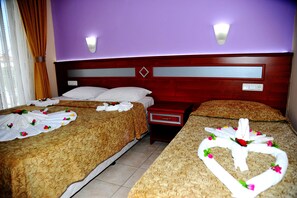 Una cassaforte in camera, una scrivania, ferro/asse da stiro