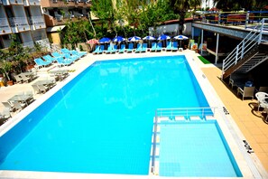 Outdoor pool, open 9 AM to 7 PM, pool umbrellas, sun loungers - Selge Hotel Side (Manavgat)