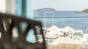 Chambre double, vue sur la mer | Minibar, coffre-fort, bureau, rideaux d’obscurcissement