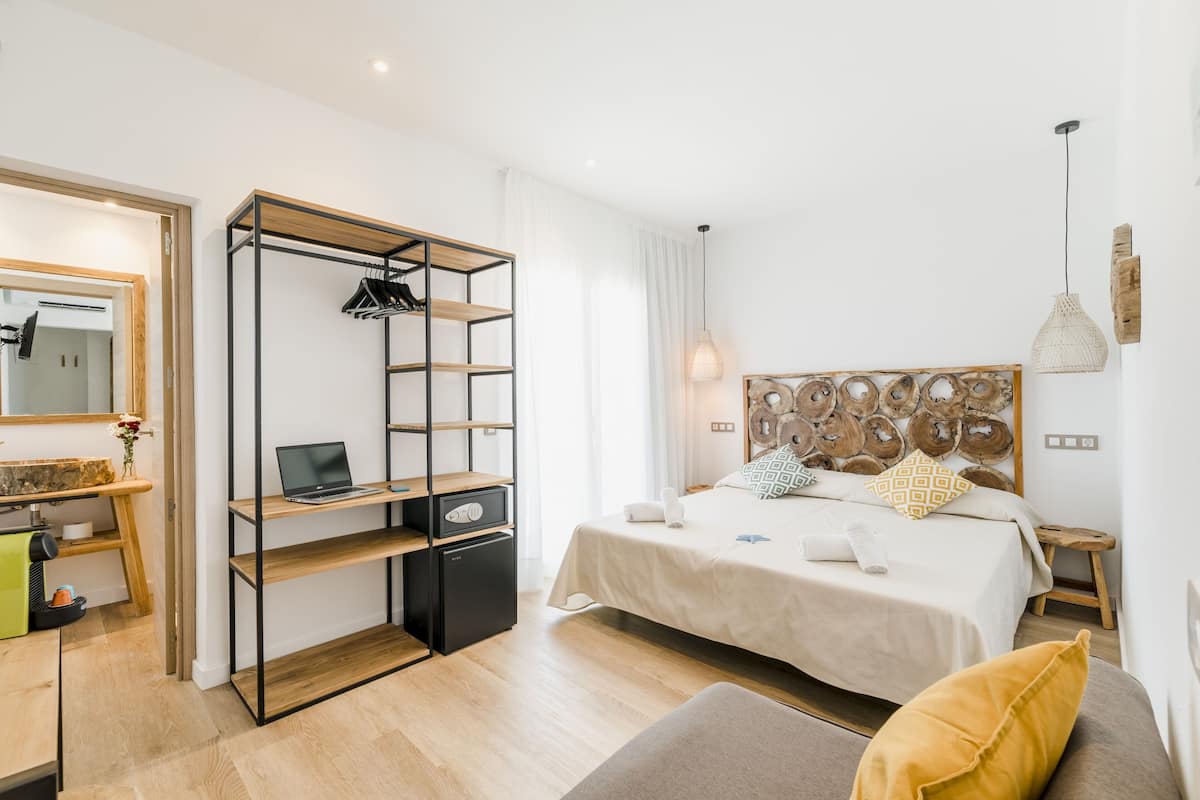 Superior tweepersoonskamer, terras, uitzicht op zee | Een minibar, een kluis op de kamer, een bureau, verduisterende gordijnen