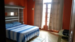 Dormitorio Compartilhado Misto | Individually decorated, blackout curtains, soundproofing