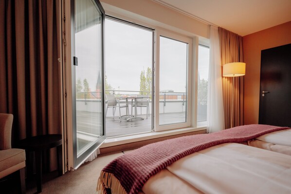 Deluxe Double or Twin Room, Balcony, City View | Minibar, in-room safe, desk, blackout drapes - LOOKEN INN Lingen by Hackmann (Lingen)