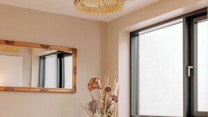 A modern living room with two sofas, a round coffee table, and a large window. - LOOKEN INN Lingen by Hackmann (Lingen)