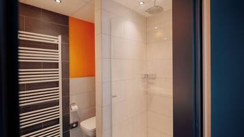 Une salle de bain moderne équipée d’une douche, de toilettes et d’un porte-serviettes.